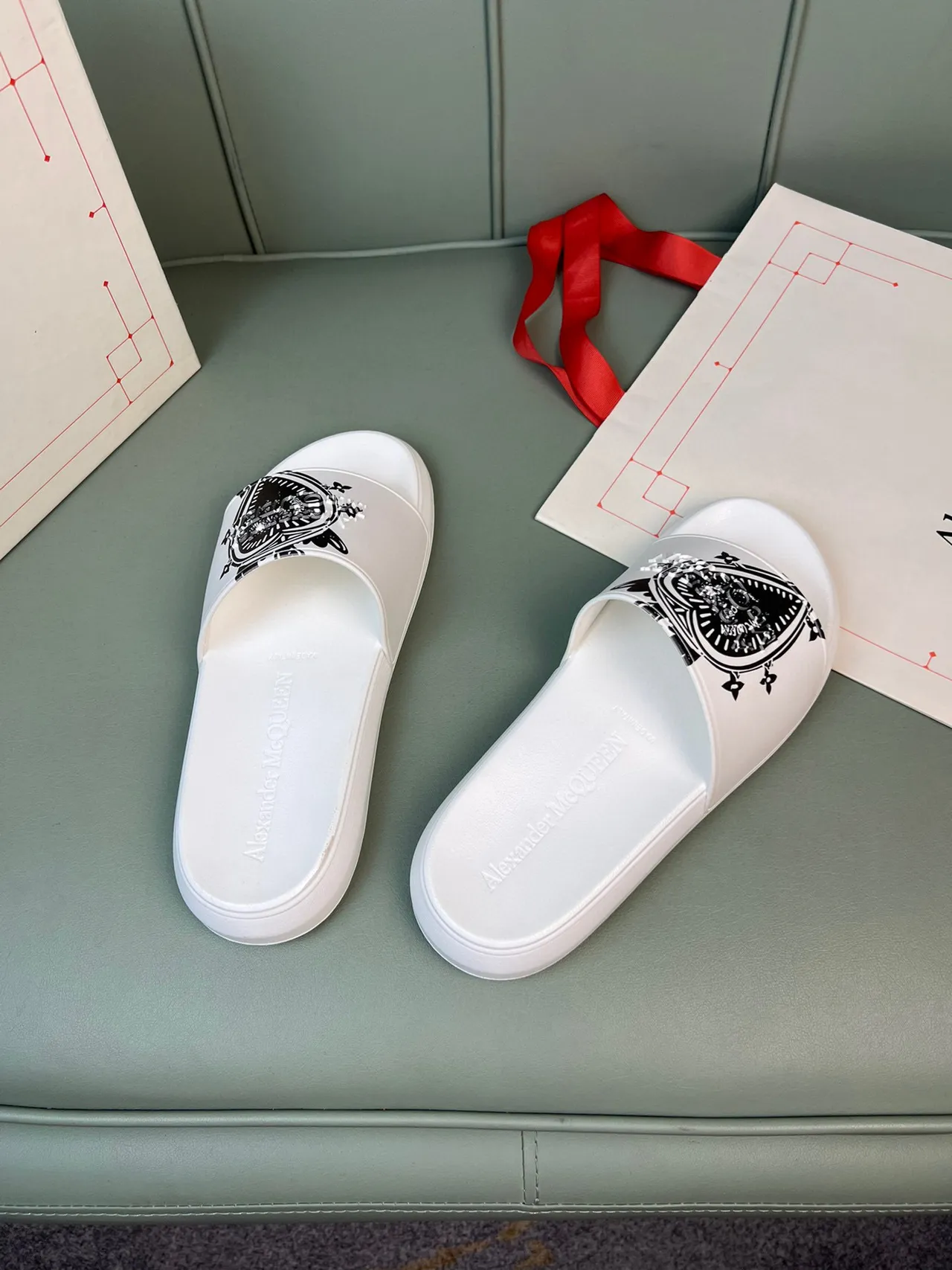 Alexander McQueen হার্ট গ্রাফিক স্লাইড সাদা কালো রাবারের মতো আলংকারিক ফিতা চপ্পল 2