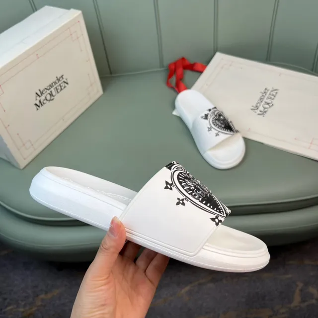Alexander McQueen হার্ট গ্রাফিক স্লাইড সাদা কালো রাবারের মতো আলংকারিক ফিতা চপ্পল 4