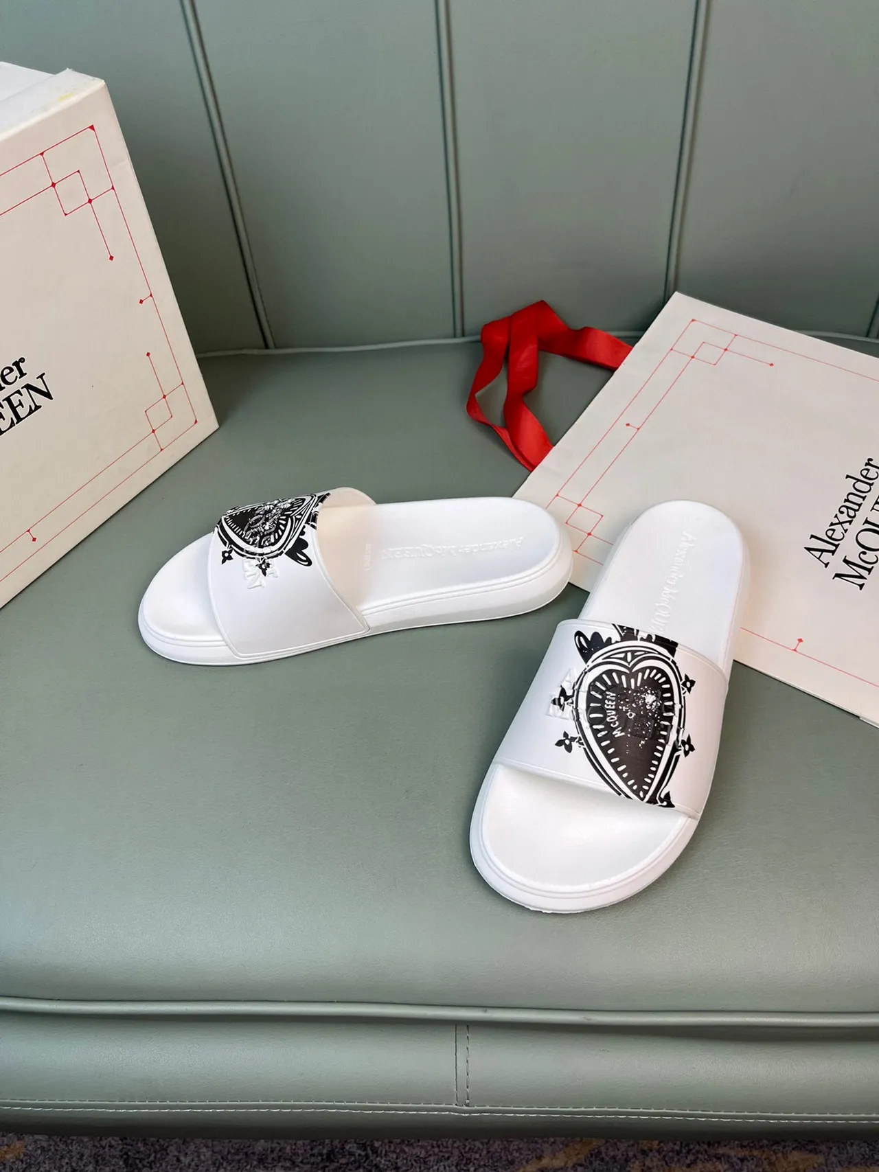 Alexander McQueen হার্ট গ্রাফিক স্লাইড সাদা কালো রাবারের মতো আলংকারিক ফিতা চপ্পল 8