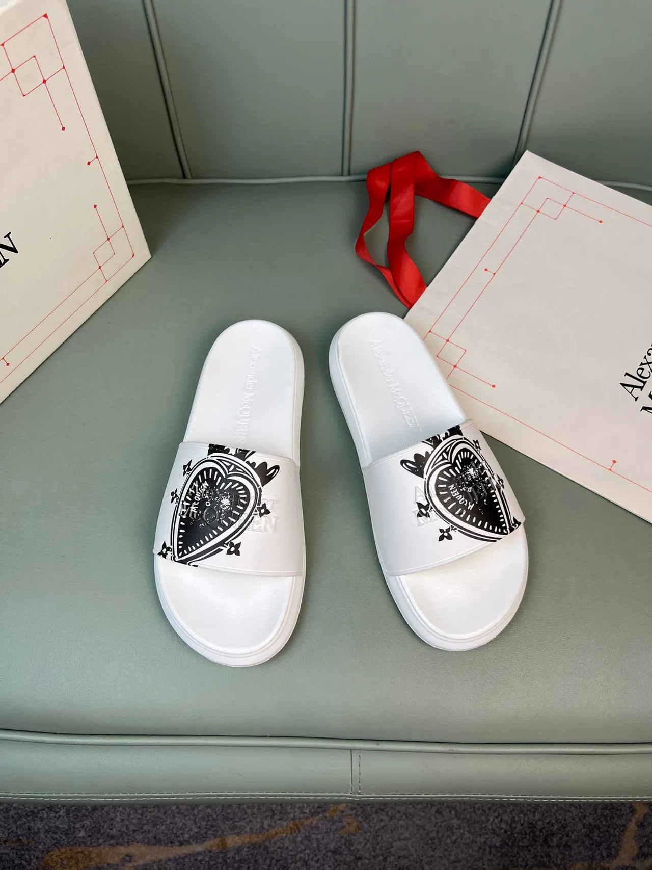 Alexander McQueen হার্ট গ্রাফিক স্লাইড সাদা কালো রাবারের মতো আলংকারিক ফিতা চপ্পল 9