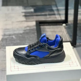 Alexander McQueen حذاء رياضي oversized أسود وأزرق ملكي chunky sneakers