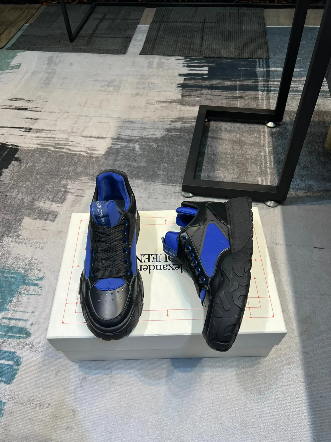 Alexander McQueen Sneakers oversized noires et bleu royal chunky 2