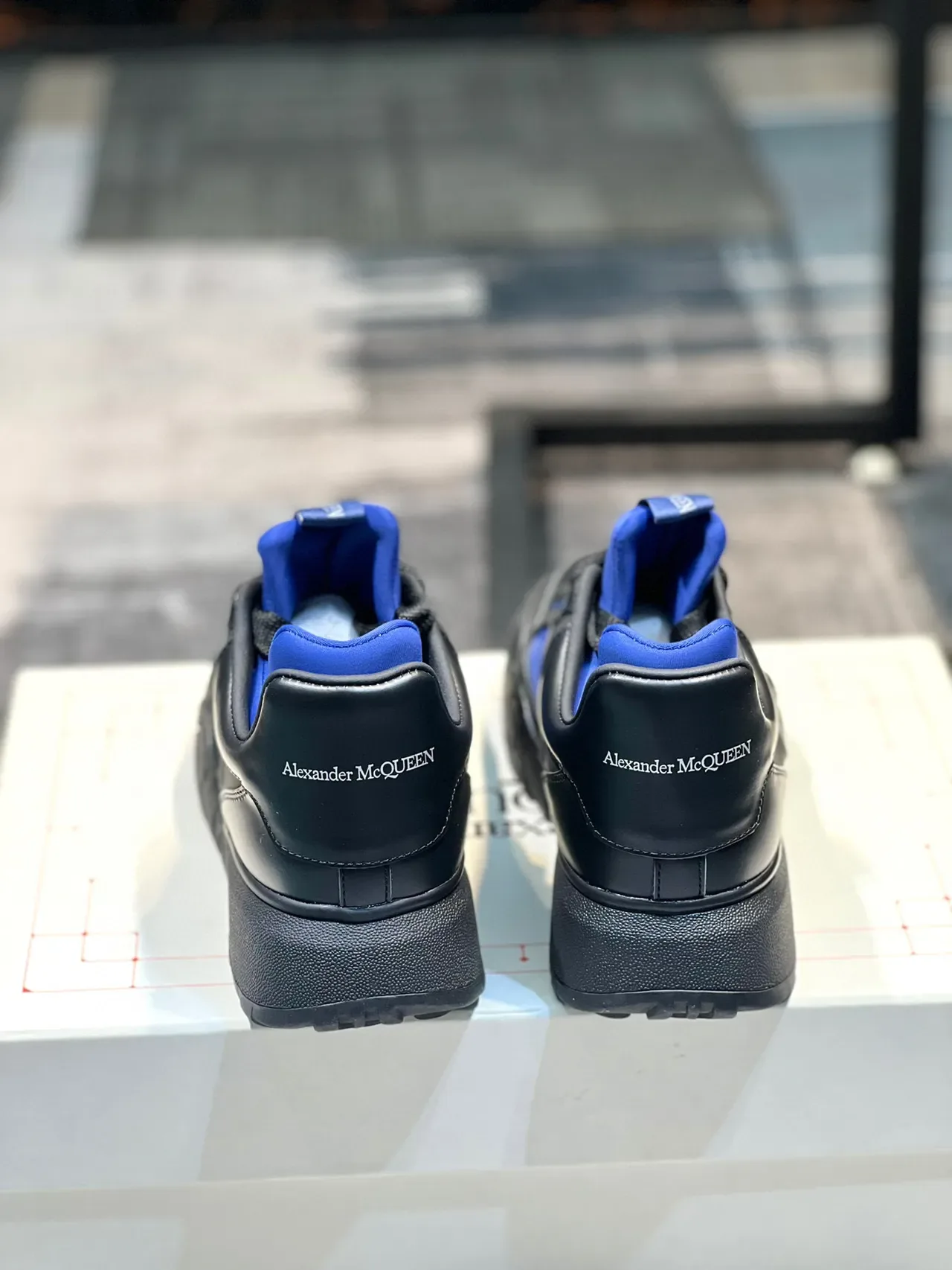 Alexander McQueen Sneakers oversized noires et bleu royal chunky 3