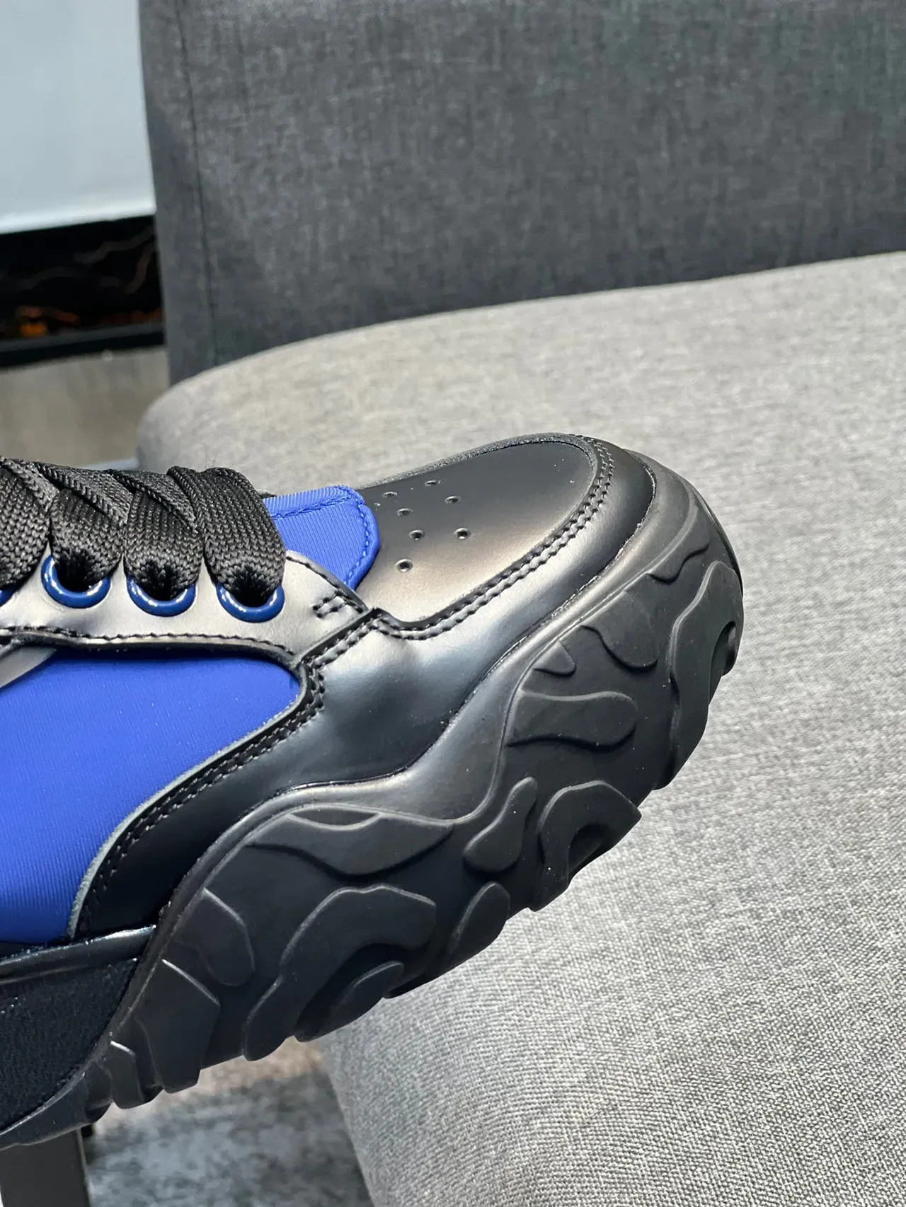 Alexander McQueen Sneakers oversized noires et bleu royal chunky 4