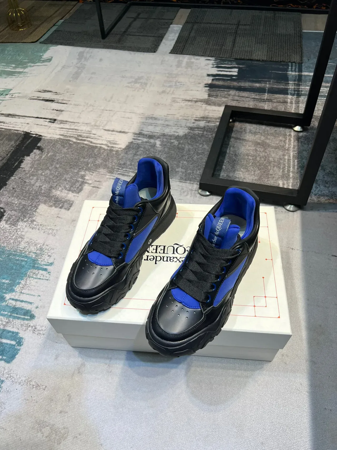 Alexander McQueen Sneakers oversized noires et bleu royal chunky 5