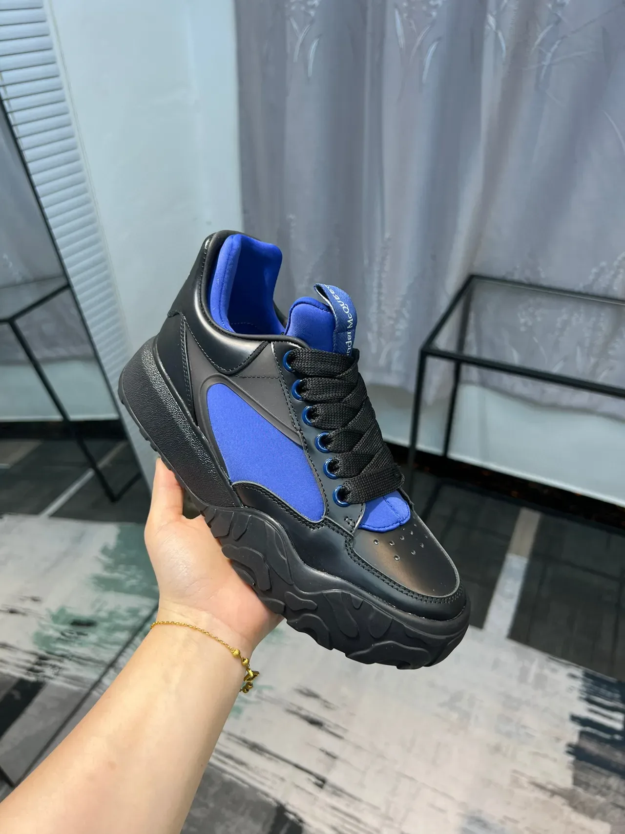 Alexander McQueen Sneakers oversized noires et bleu royal chunky 6