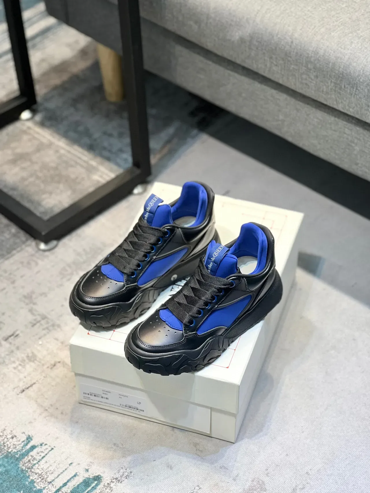 Alexander McQueen Sneakers oversized noires et bleu royal chunky 7