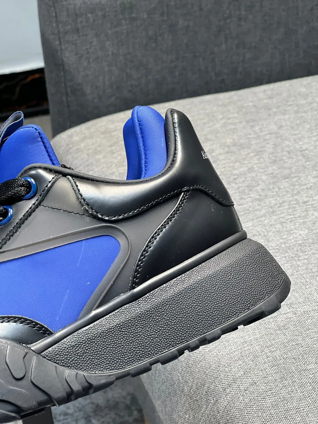 Alexander McQueen Sneakers oversized noires et bleu royal chunky 8