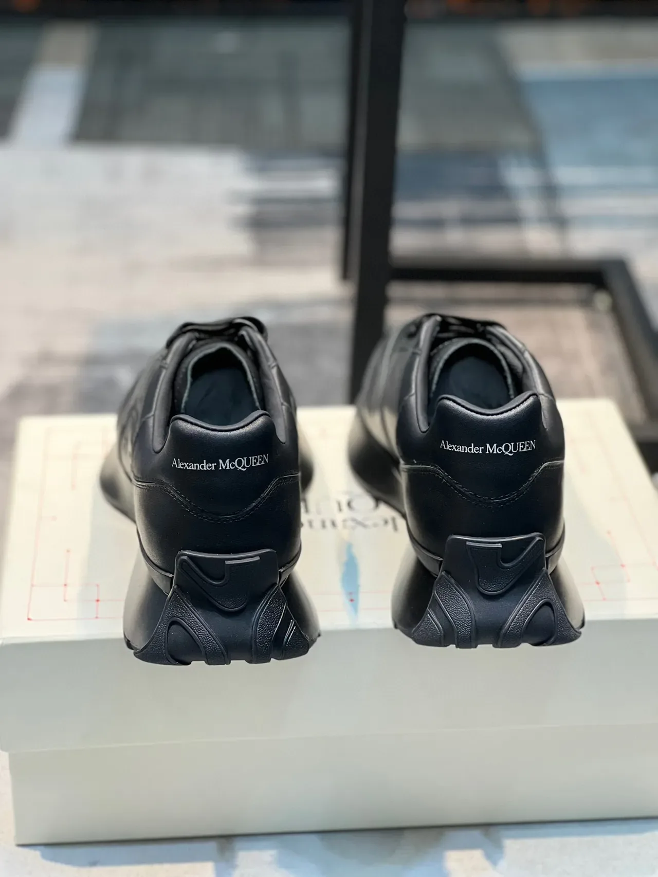 Alexander McQueen Sneakers Oversized Noir Cuir Rose Embossée Lifestyle 2
