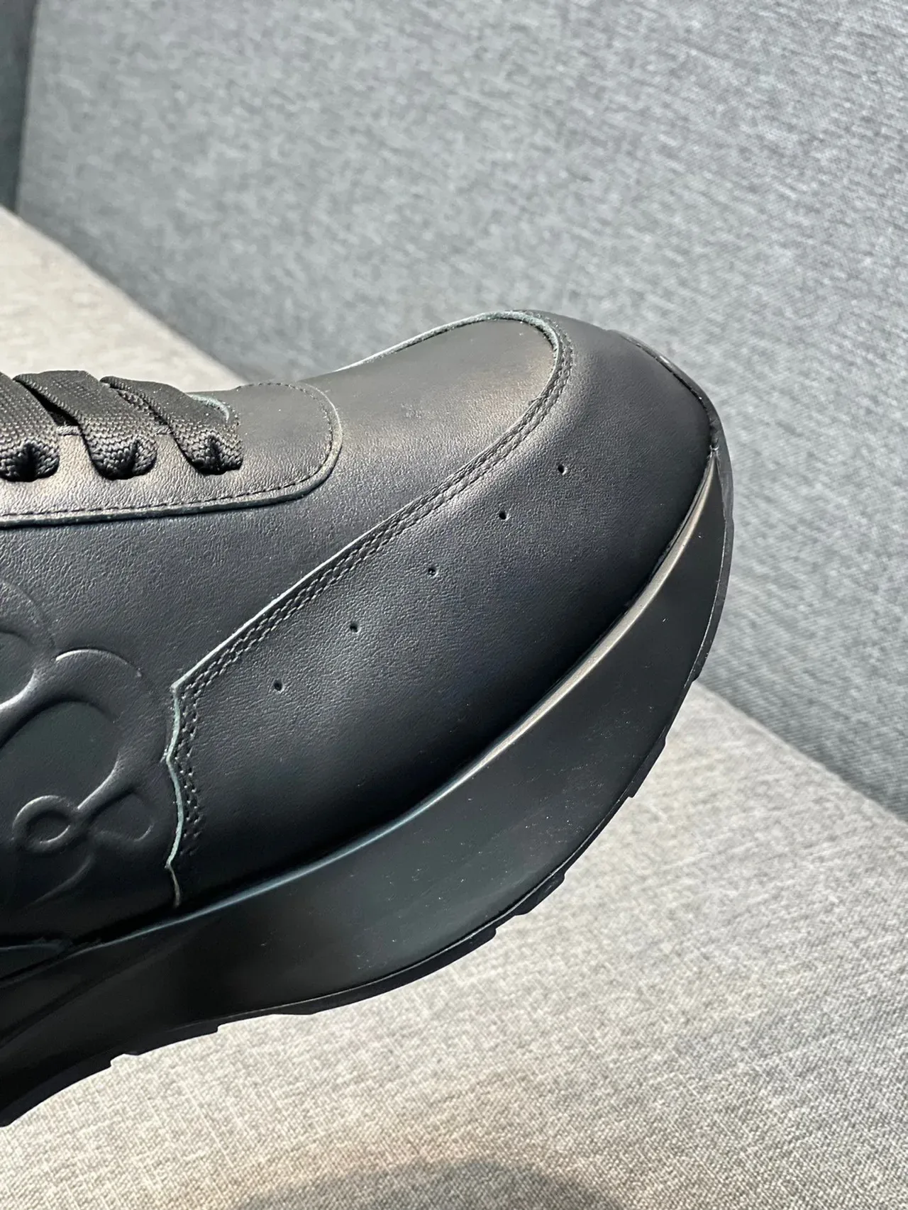 Alexander McQueen Sneakers Oversized Noir Cuir Rose Embossée Lifestyle 3