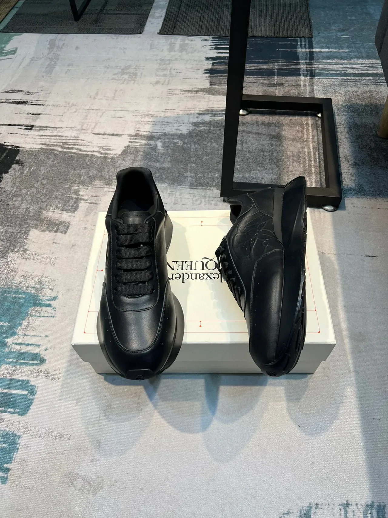 Alexander McQueen Sneakers Oversized Noir Cuir Rose Embossée Lifestyle 4