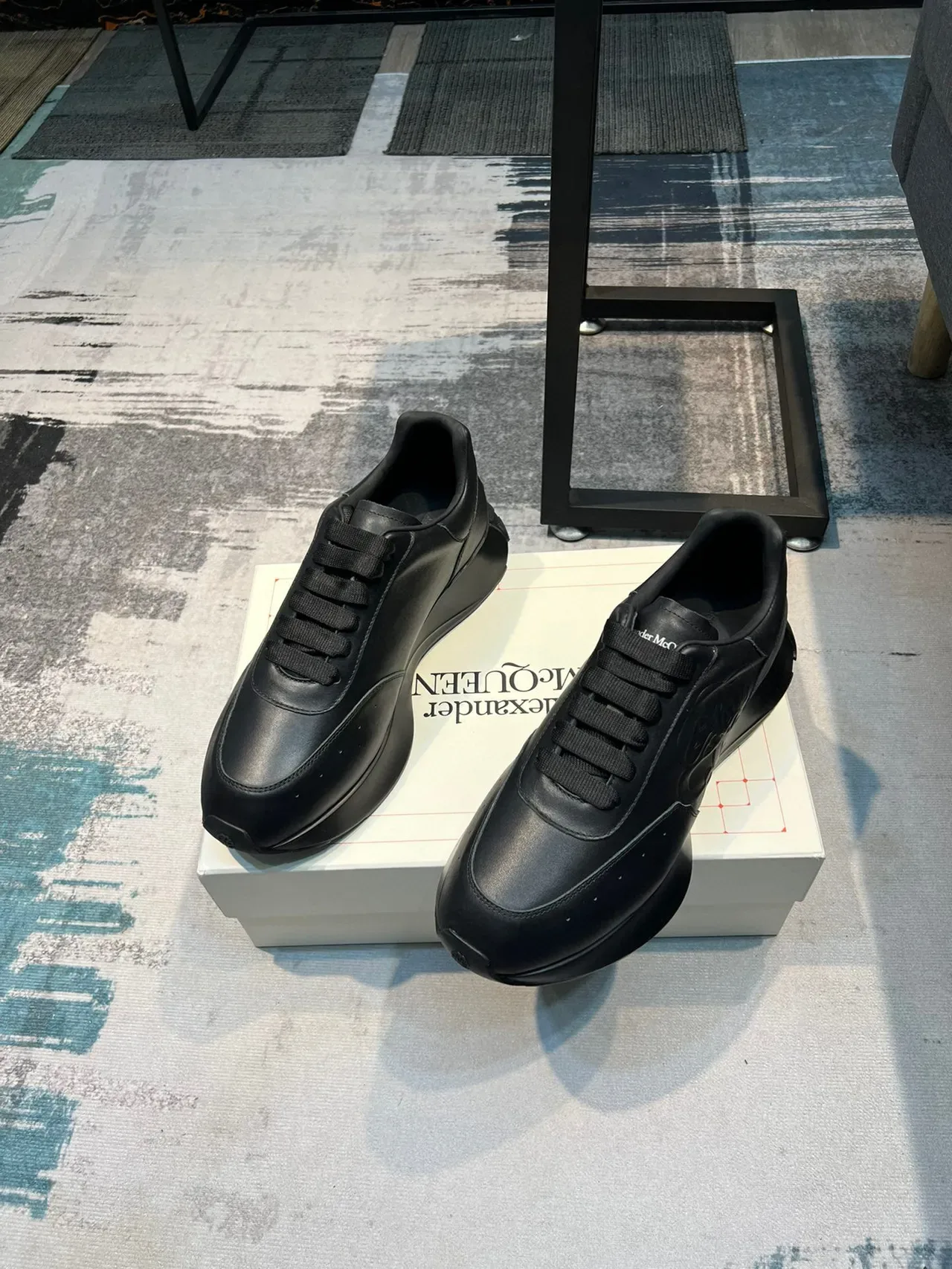 Alexander McQueen Sneakers Oversized Noir Cuir Rose Embossée Lifestyle 5