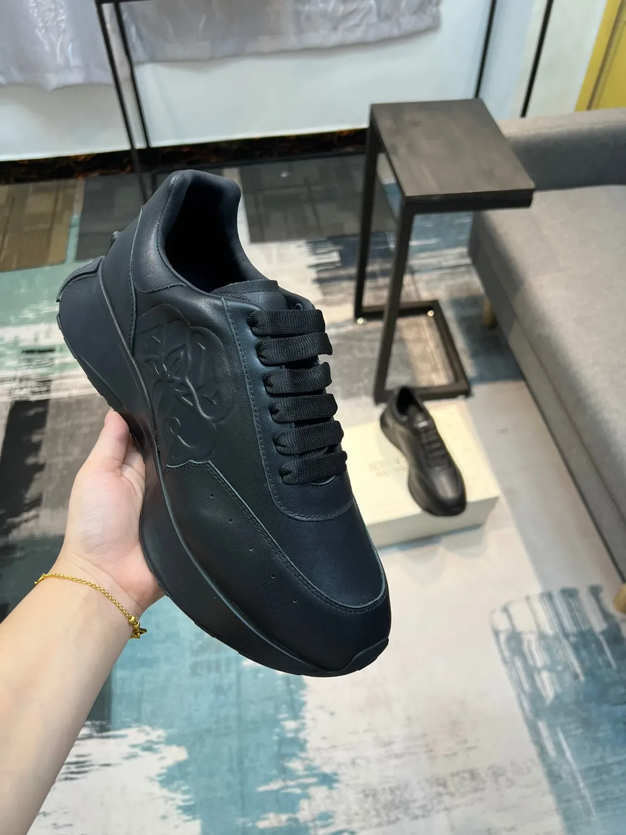 Alexander McQueen Sneakers Oversized Noir Cuir Rose Embossée Lifestyle 6