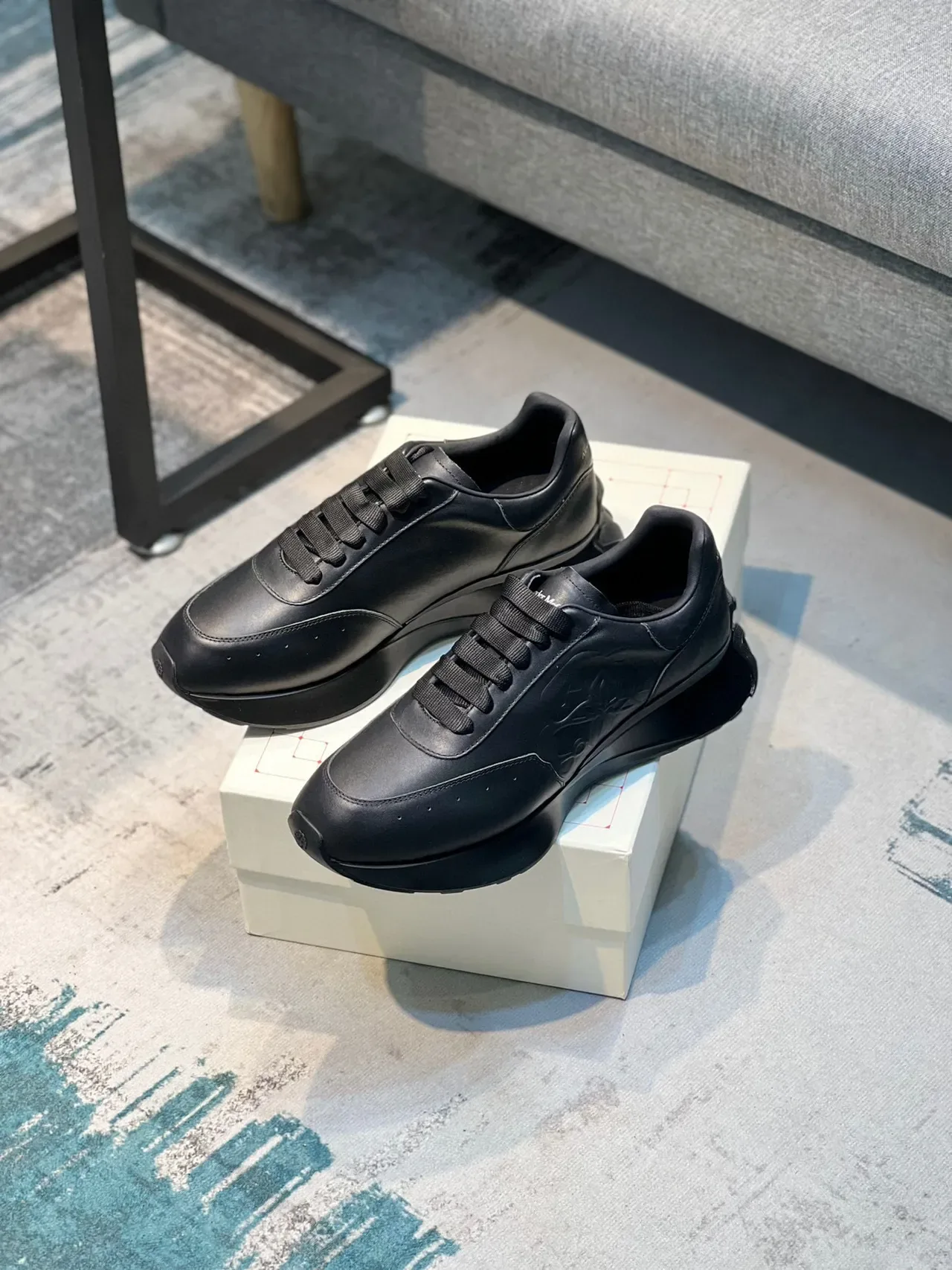 Alexander McQueen Sneakers Oversized Noir Cuir Rose Embossée Lifestyle 7