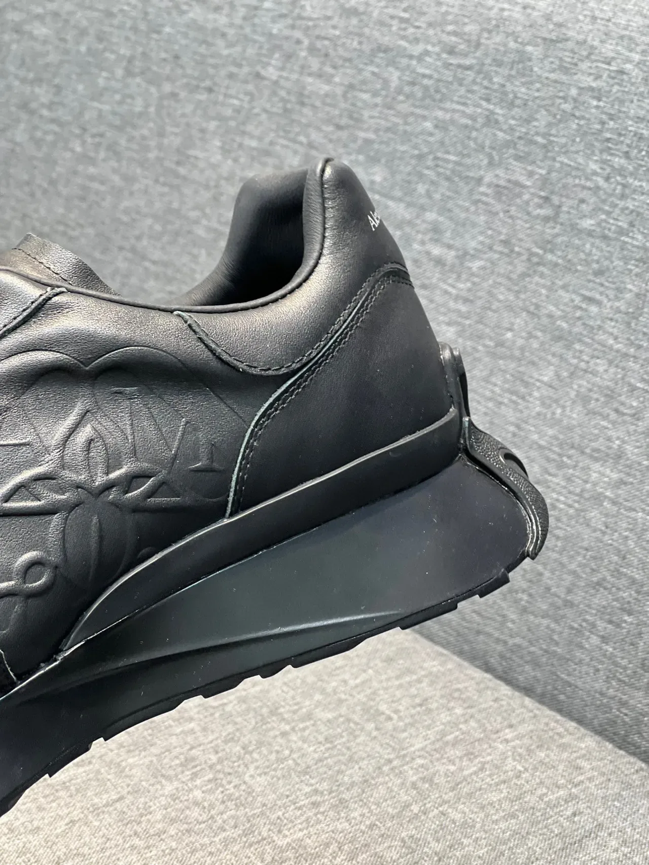 Alexander McQueen Sneakers Oversized Noir Cuir Rose Embossée Lifestyle 8