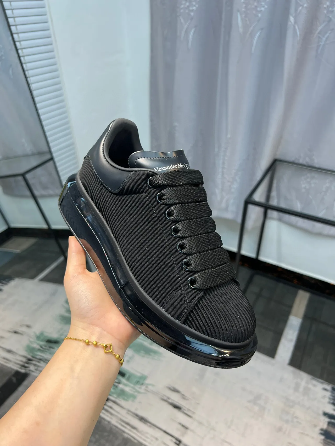 Alexander McQueen Tênis oversized preto de malha lifestyle sneakers 6