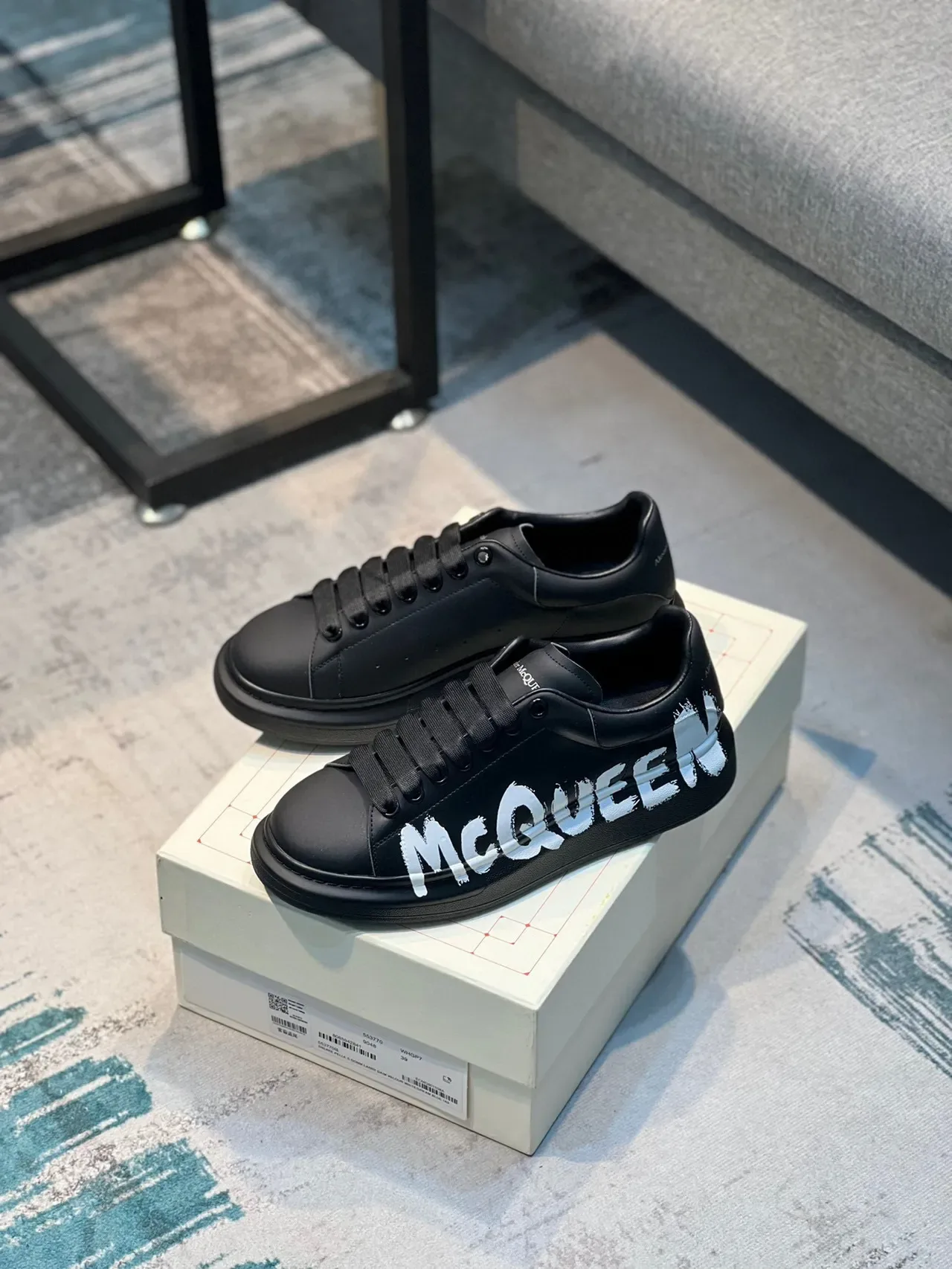 Alexander McQueen Sneakers Oversized Noir Blanc Semelle Plateforme Logo Style Graffiti Sneakers Lifestyle 2