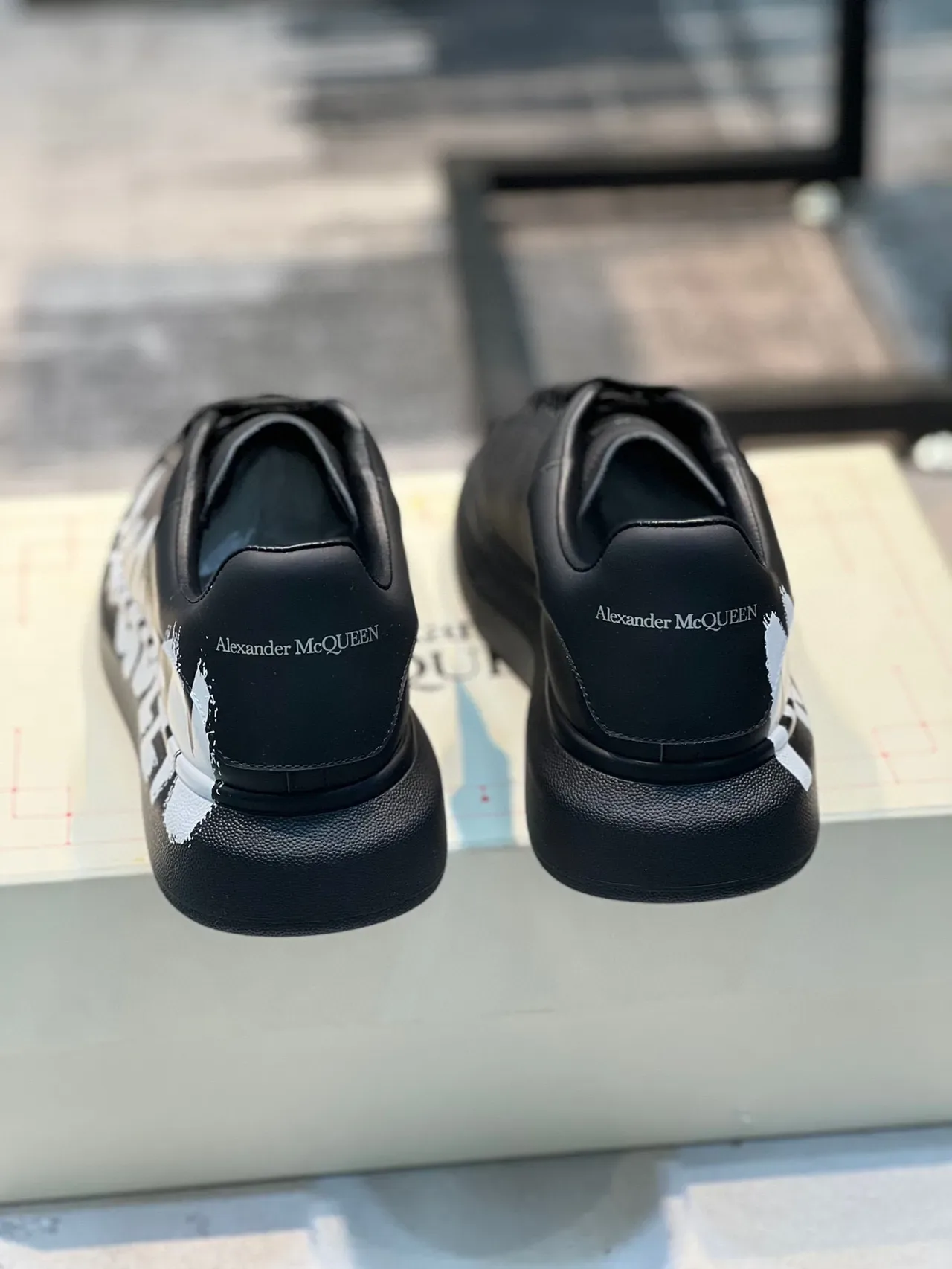Alexander McQueen Sneakers Oversized Noir Blanc Semelle Plateforme Logo Style Graffiti Sneakers Lifestyle 3