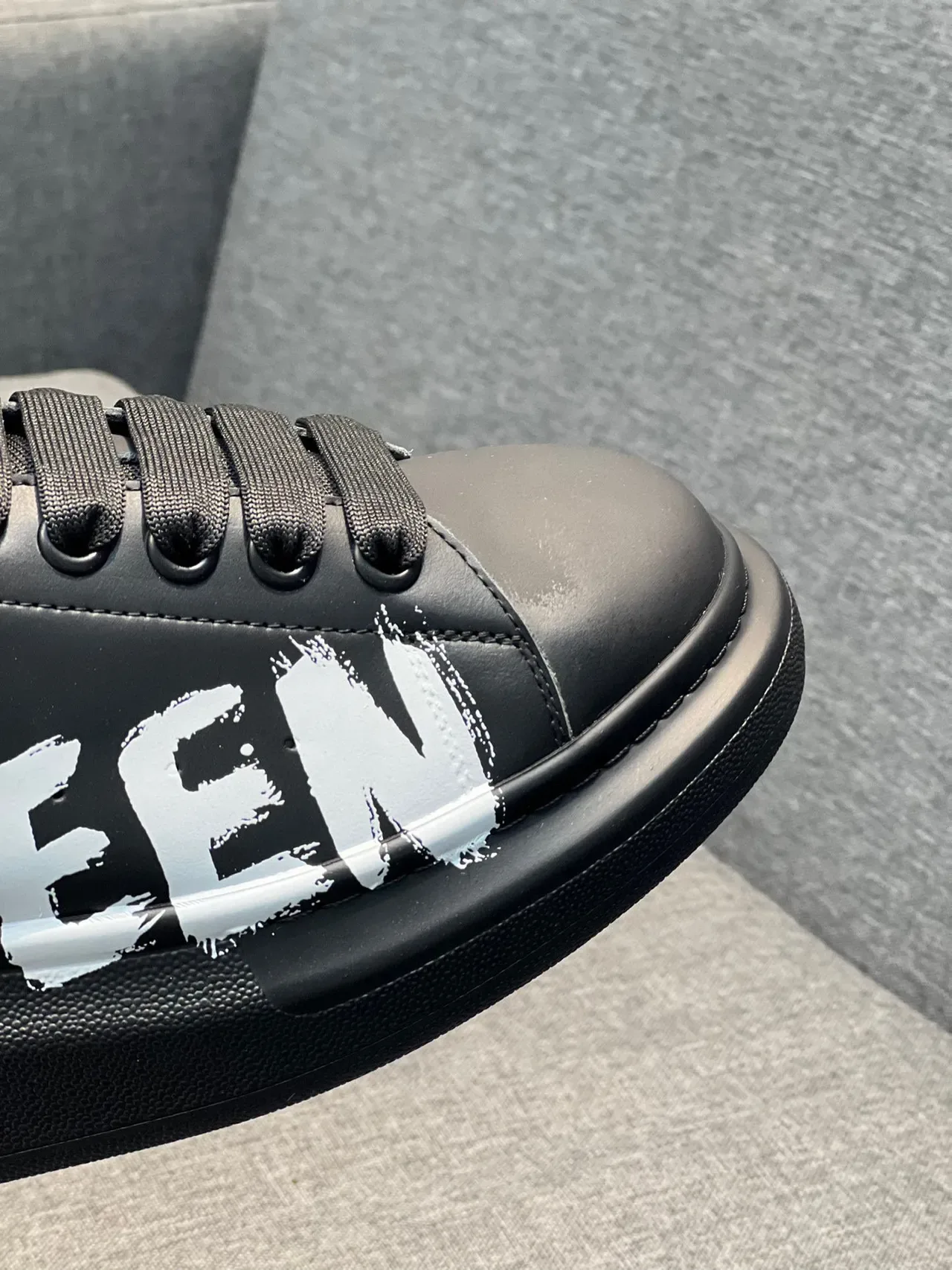 Alexander McQueen Sneakers Oversized Noir Blanc Semelle Plateforme Logo Style Graffiti Sneakers Lifestyle 4