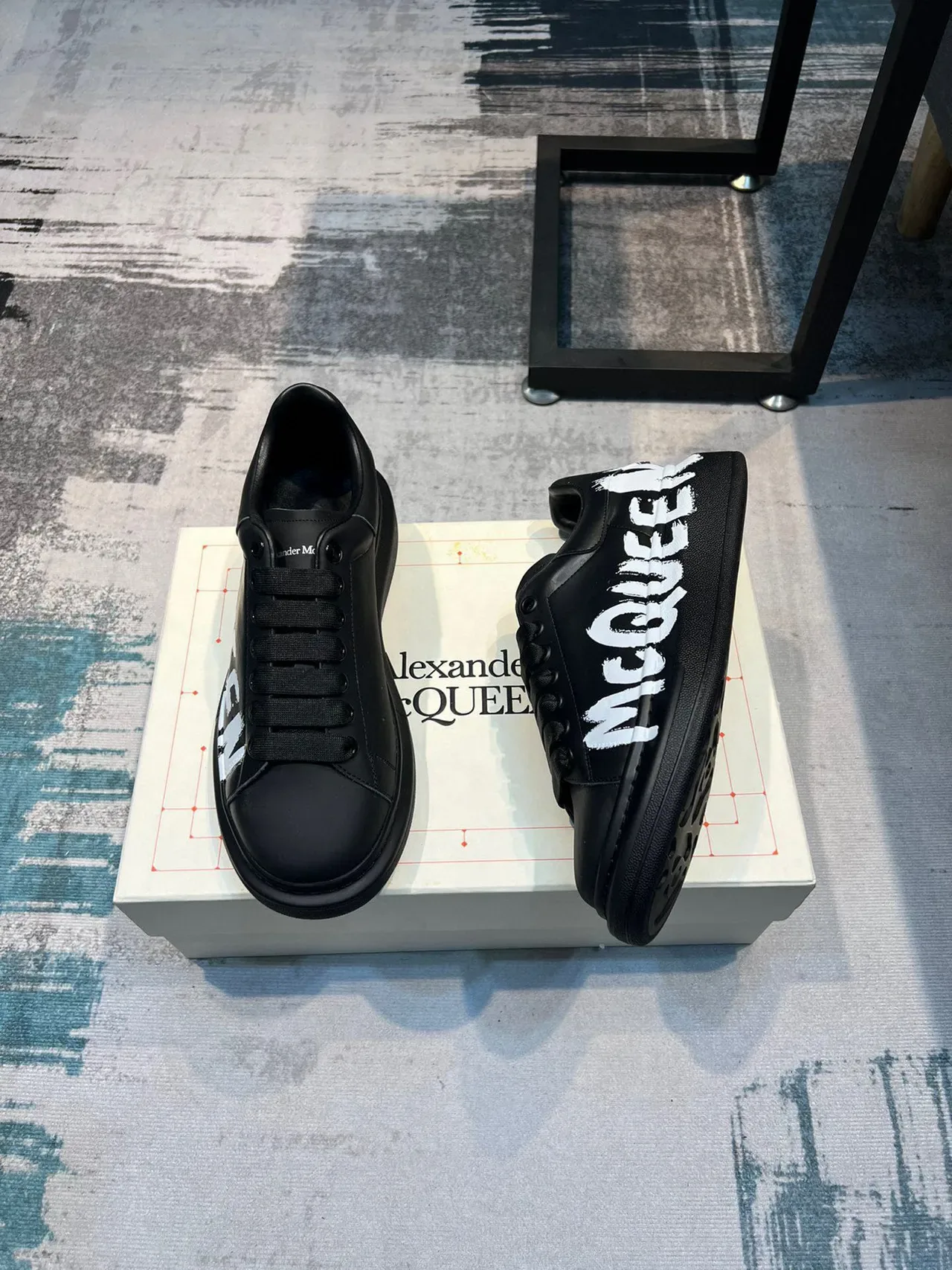 Alexander McQueen Sneakers Oversized Noir Blanc Semelle Plateforme Logo Style Graffiti Sneakers Lifestyle 5