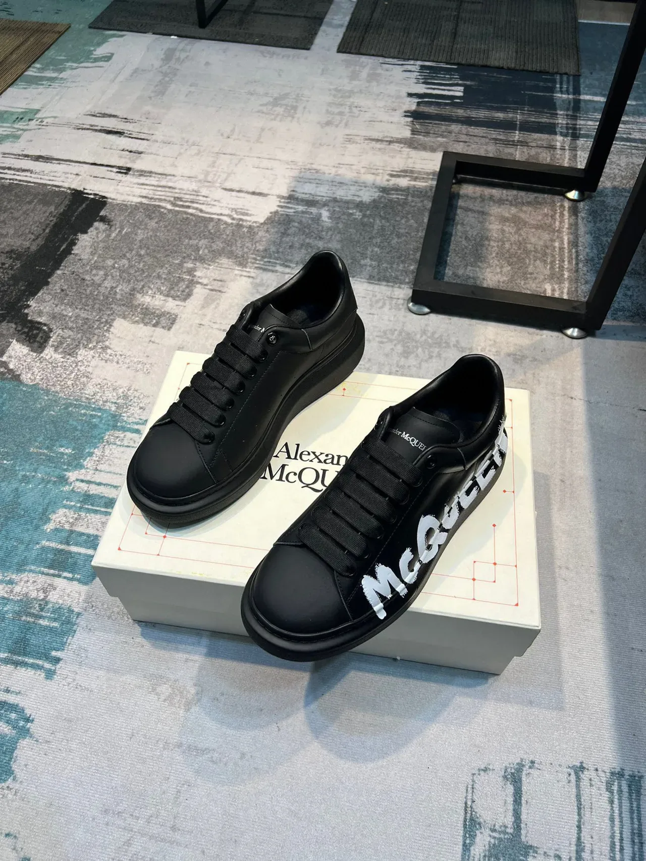 Alexander McQueen Sneakers Oversized Noir Blanc Semelle Plateforme Logo Style Graffiti Sneakers Lifestyle 6