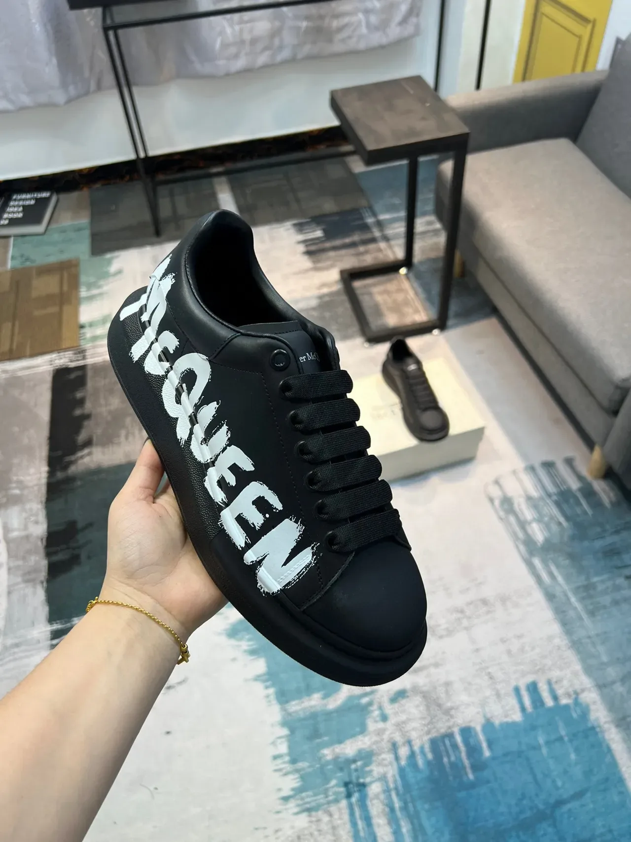 Alexander McQueen Sneakers Oversized Noir Blanc Semelle Plateforme Logo Style Graffiti Sneakers Lifestyle 7