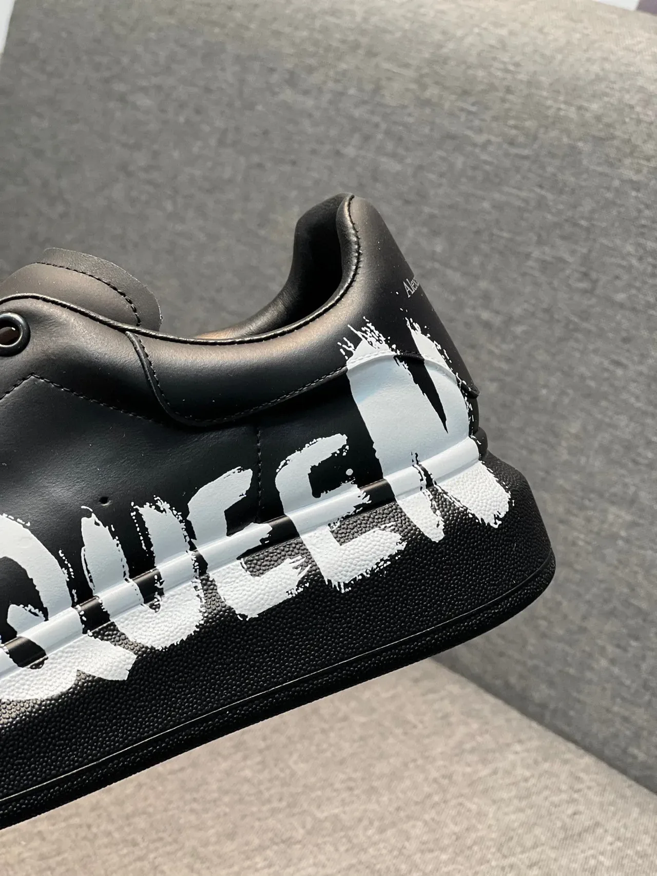 Alexander McQueen Sneakers Oversized Noir Blanc Semelle Plateforme Logo Style Graffiti Sneakers Lifestyle 8