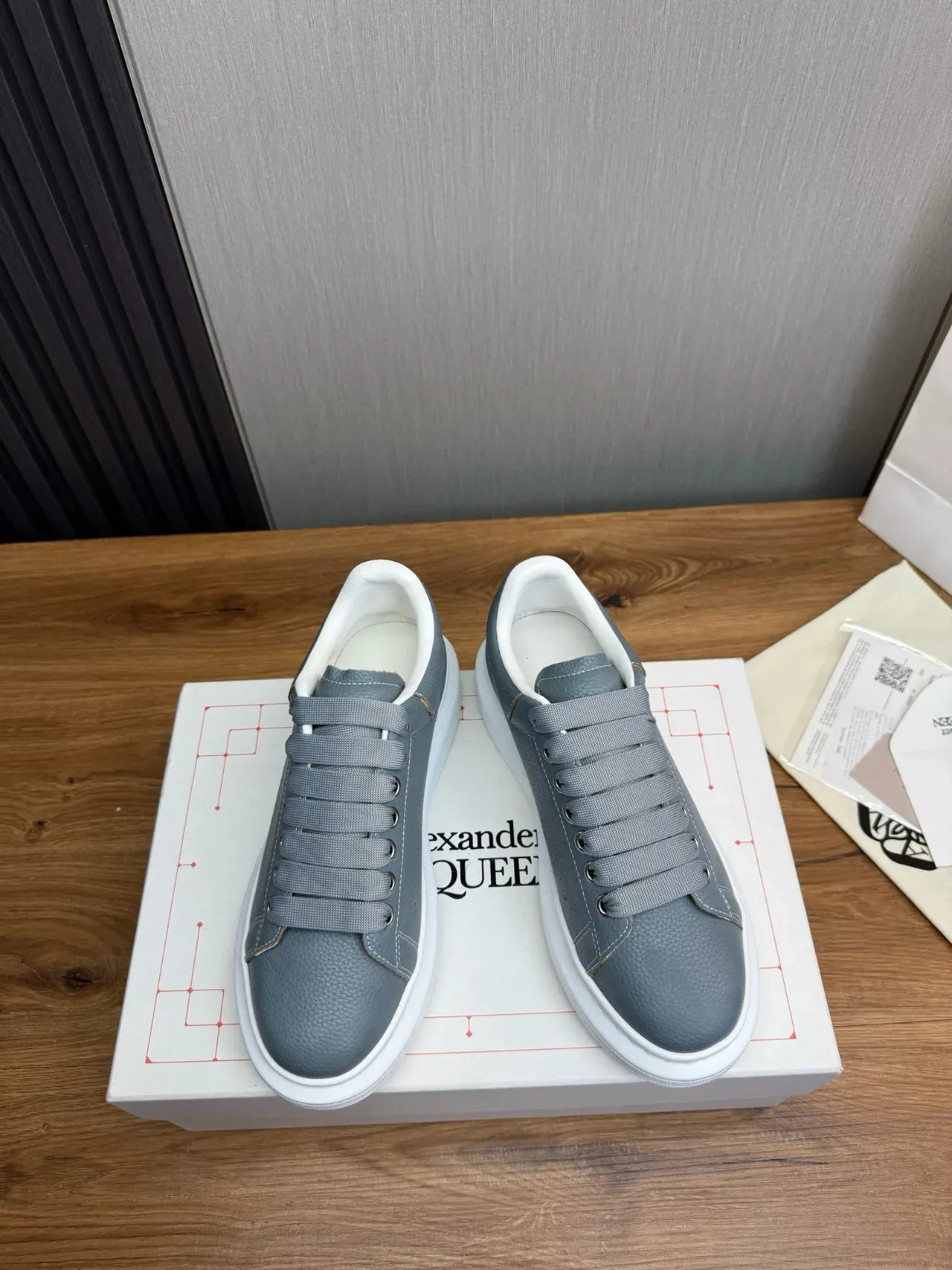 Alexander McQueen ওভারসাইজড ধূসর পেবল্ড লেদার লাইফস্টাইল স্নিকার 2