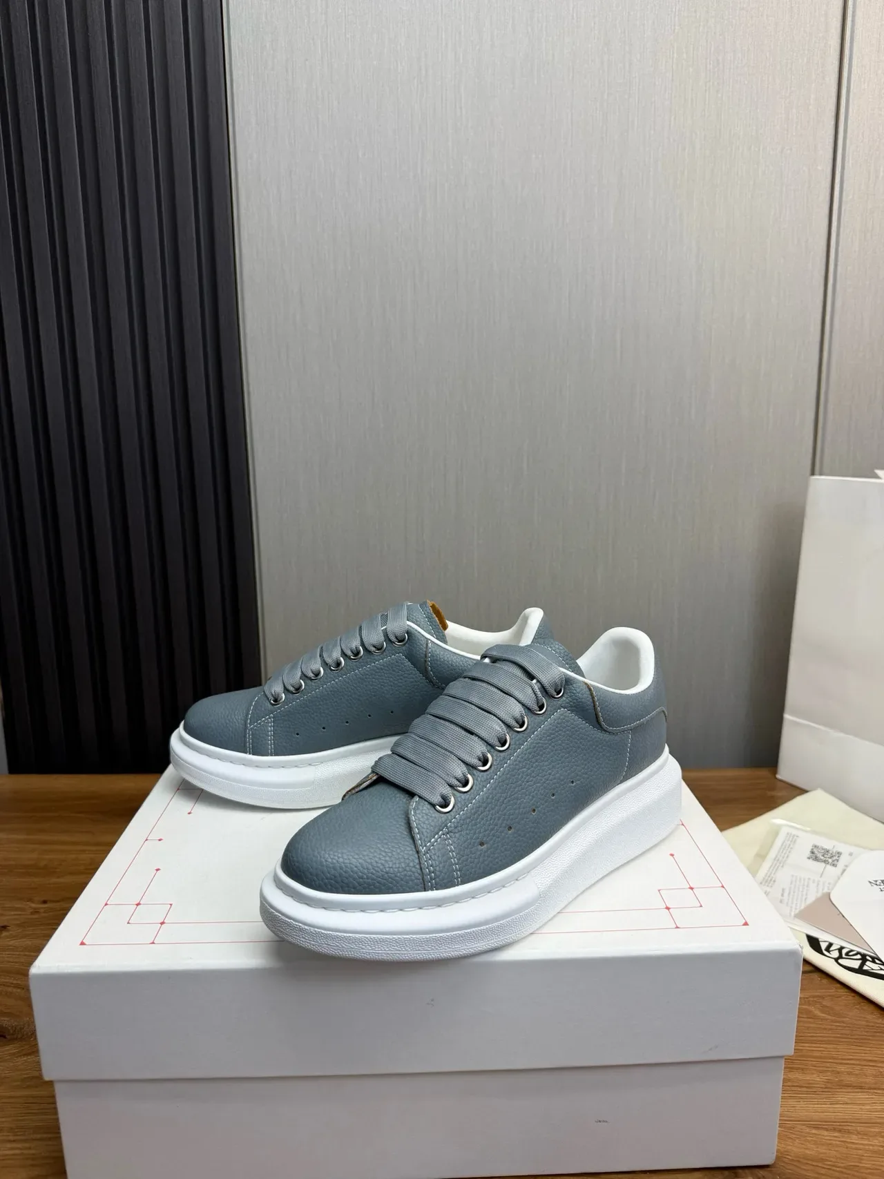 Alexander McQueen ওভারসাইজড ধূসর পেবল্ড লেদার লাইফস্টাইল স্নিকার 3