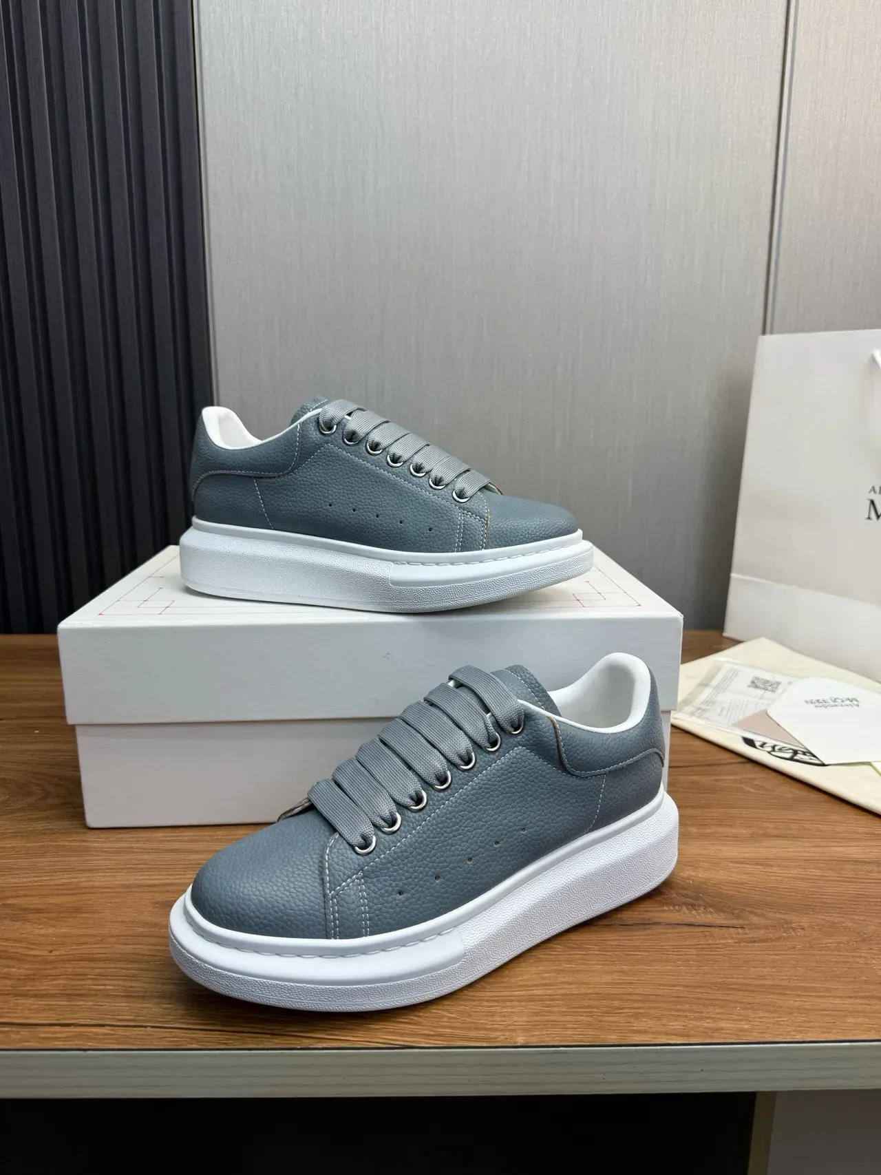 Alexander McQueen ওভারসাইজড ধূসর পেবল্ড লেদার লাইফস্টাইল স্নিকার 4