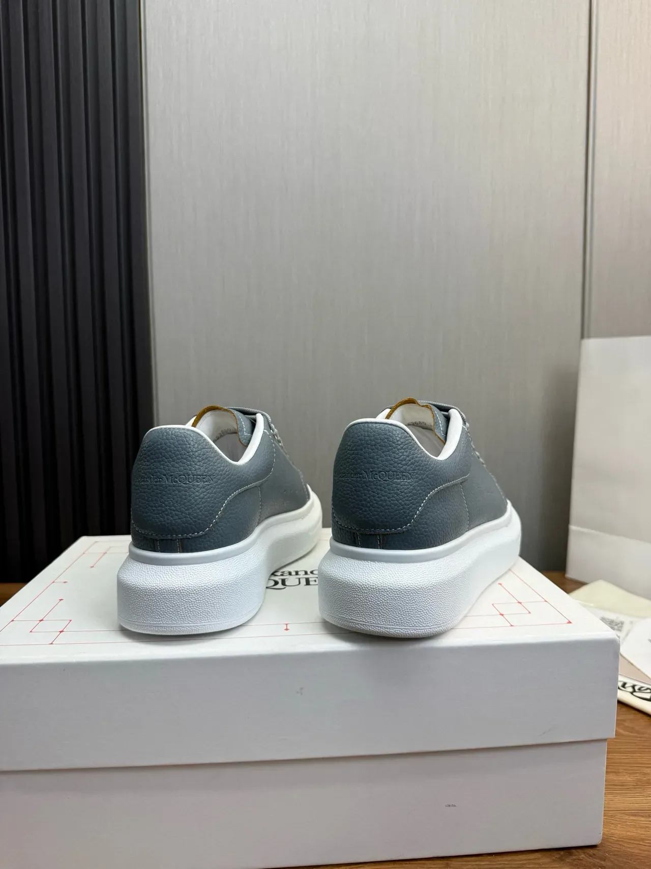 Alexander McQueen ওভারসাইজড ধূসর পেবল্ড লেদার লাইফস্টাইল স্নিকার 5