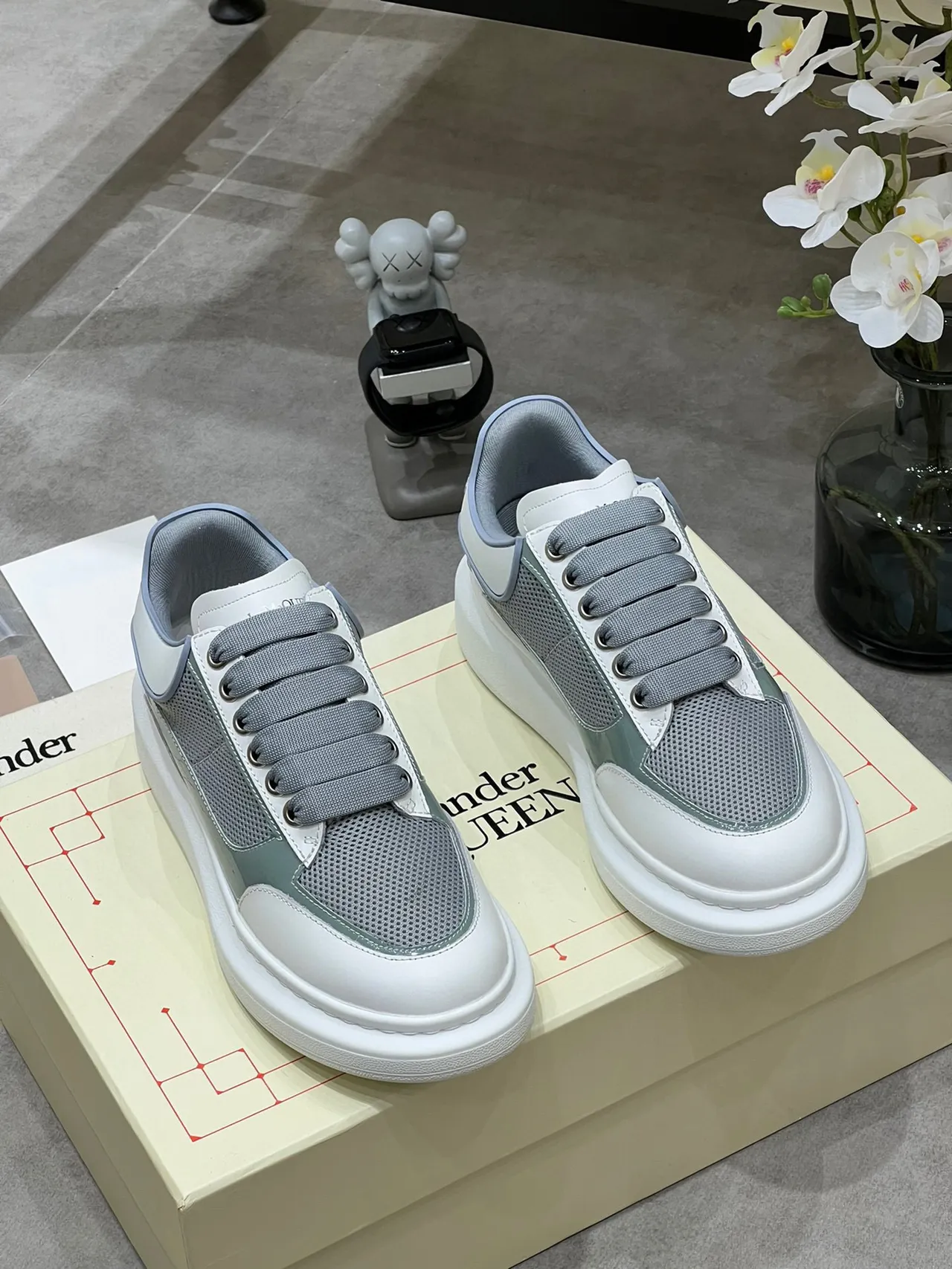 Alexander McQueen tênis oversized cinza verde sage branco tênis lifestyle 2