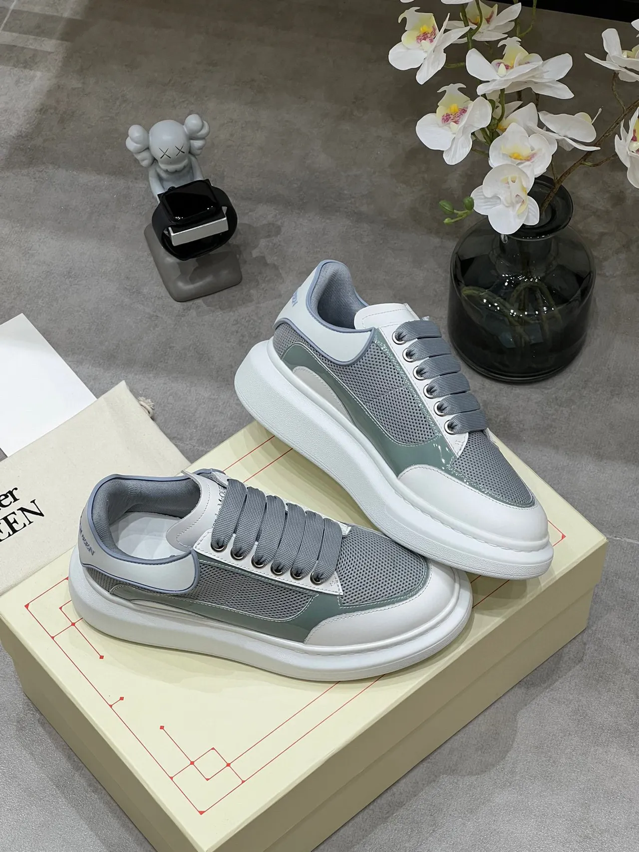 Alexander McQueen tênis oversized cinza verde sage branco tênis lifestyle 3
