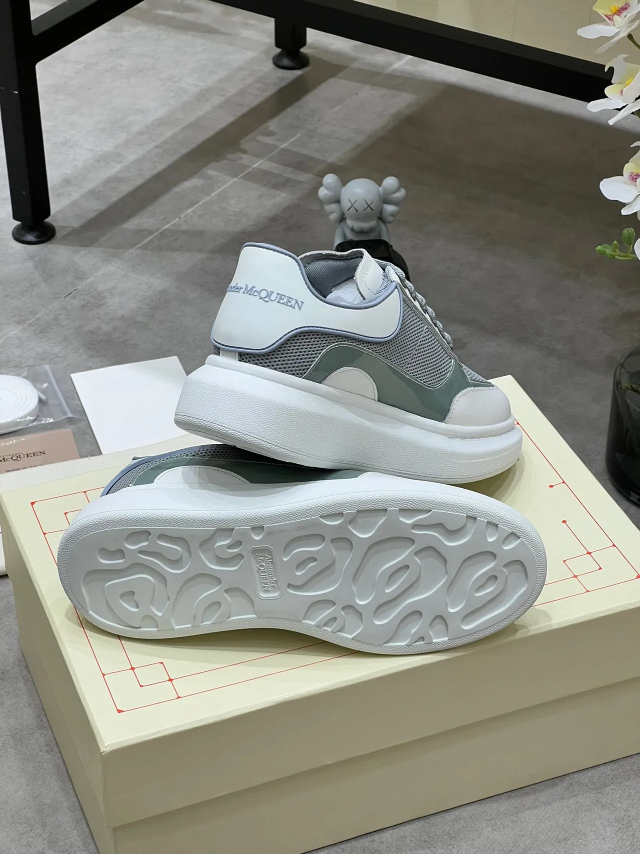 Alexander McQueen tênis oversized cinza verde sage branco tênis lifestyle 4