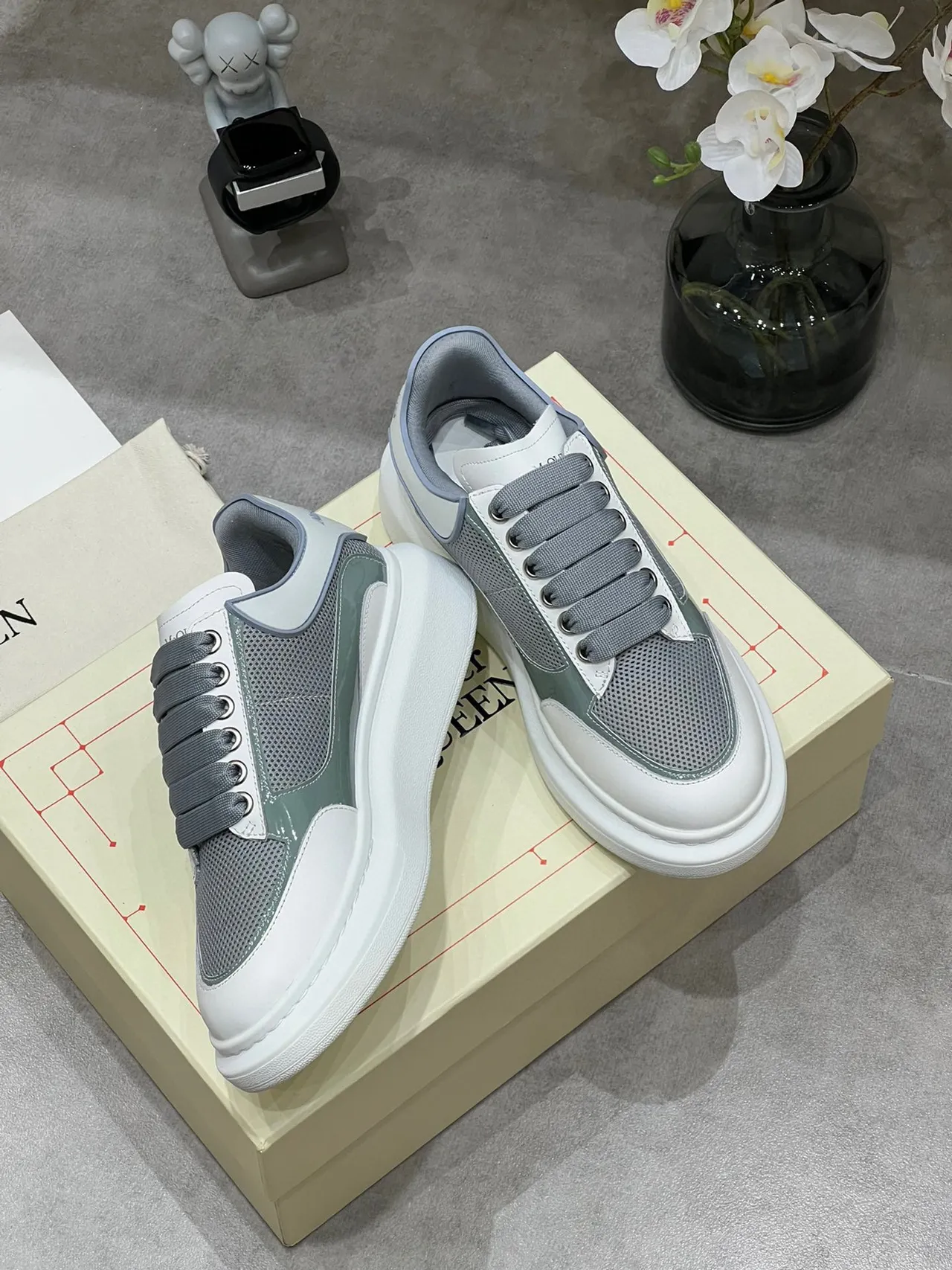 Alexander McQueen tênis oversized cinza verde sage branco tênis lifestyle 5