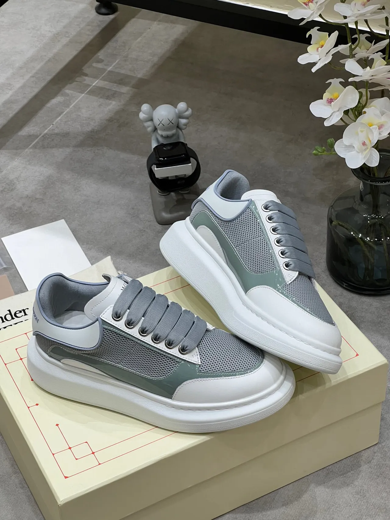 Alexander McQueen tênis oversized cinza verde sage branco tênis lifestyle 6
