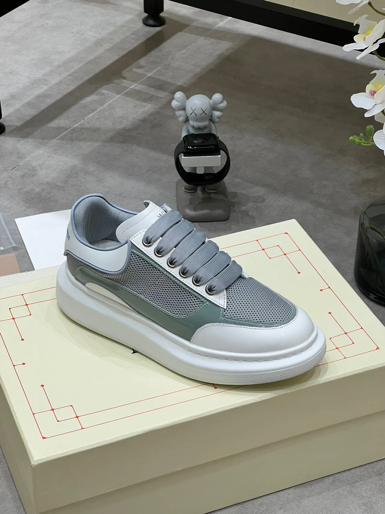Alexander McQueen tênis oversized cinza verde sage branco tênis lifestyle 7