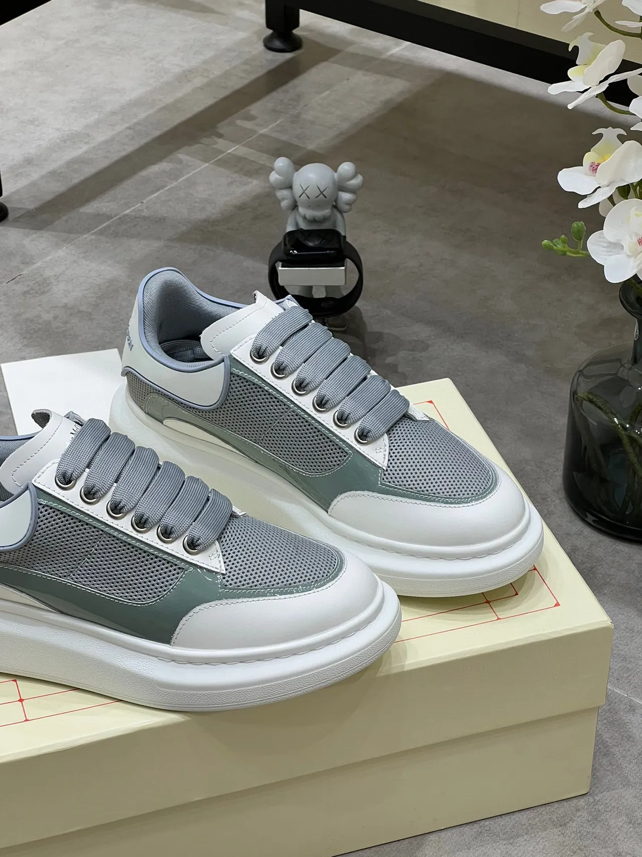 Alexander McQueen tênis oversized cinza verde sage branco tênis lifestyle 8