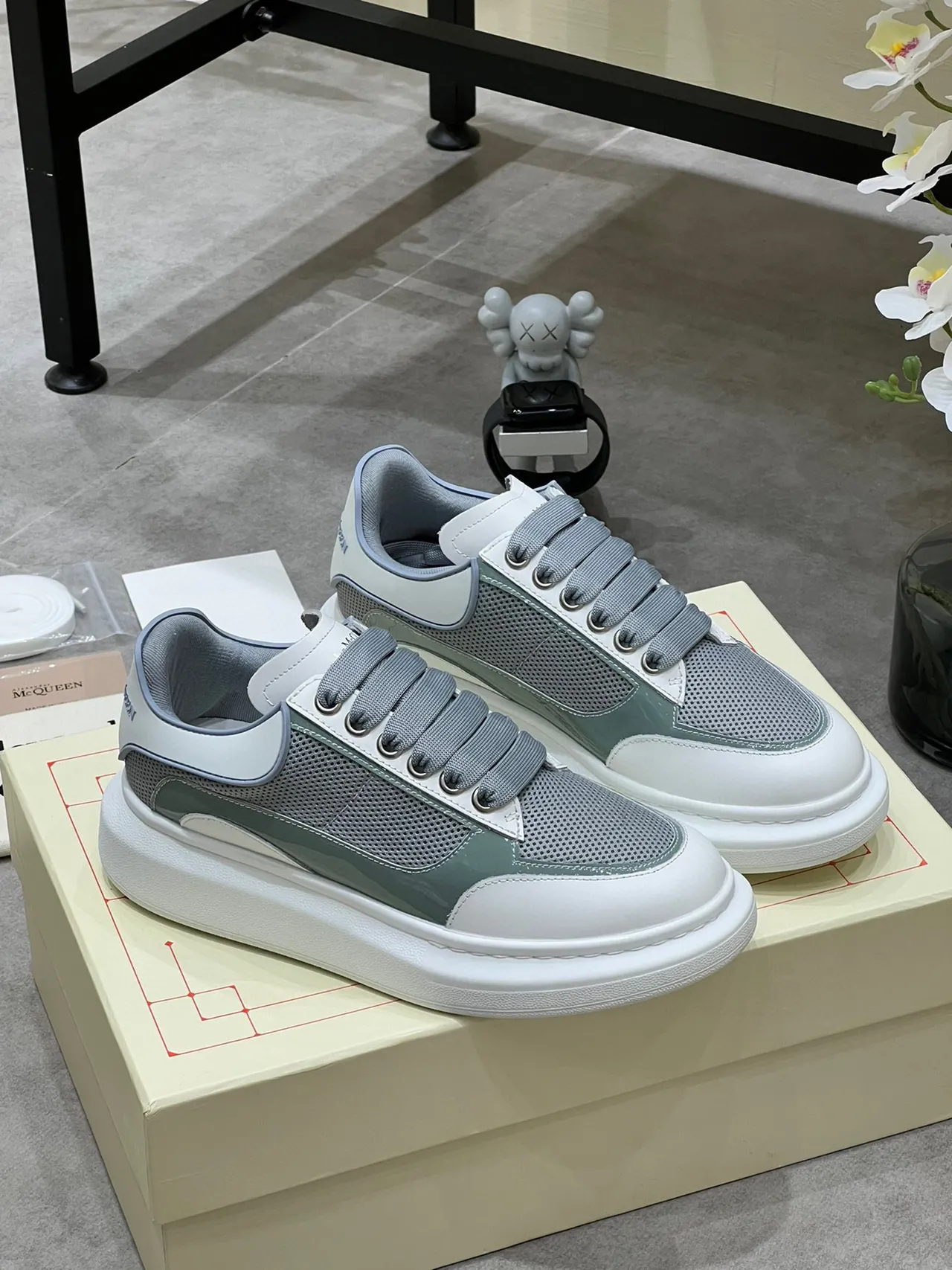 Alexander McQueen tênis oversized cinza verde sage branco tênis lifestyle 9