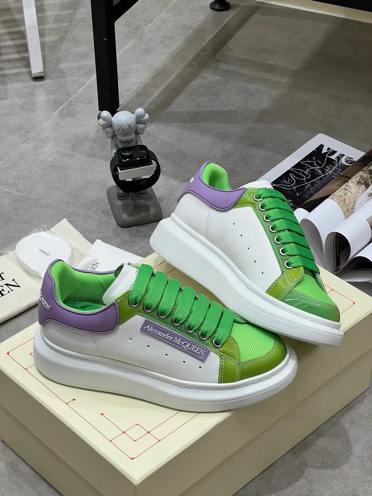 Alexander McQueen حذاء رياضي Green White Purple أسلوب حياة 4