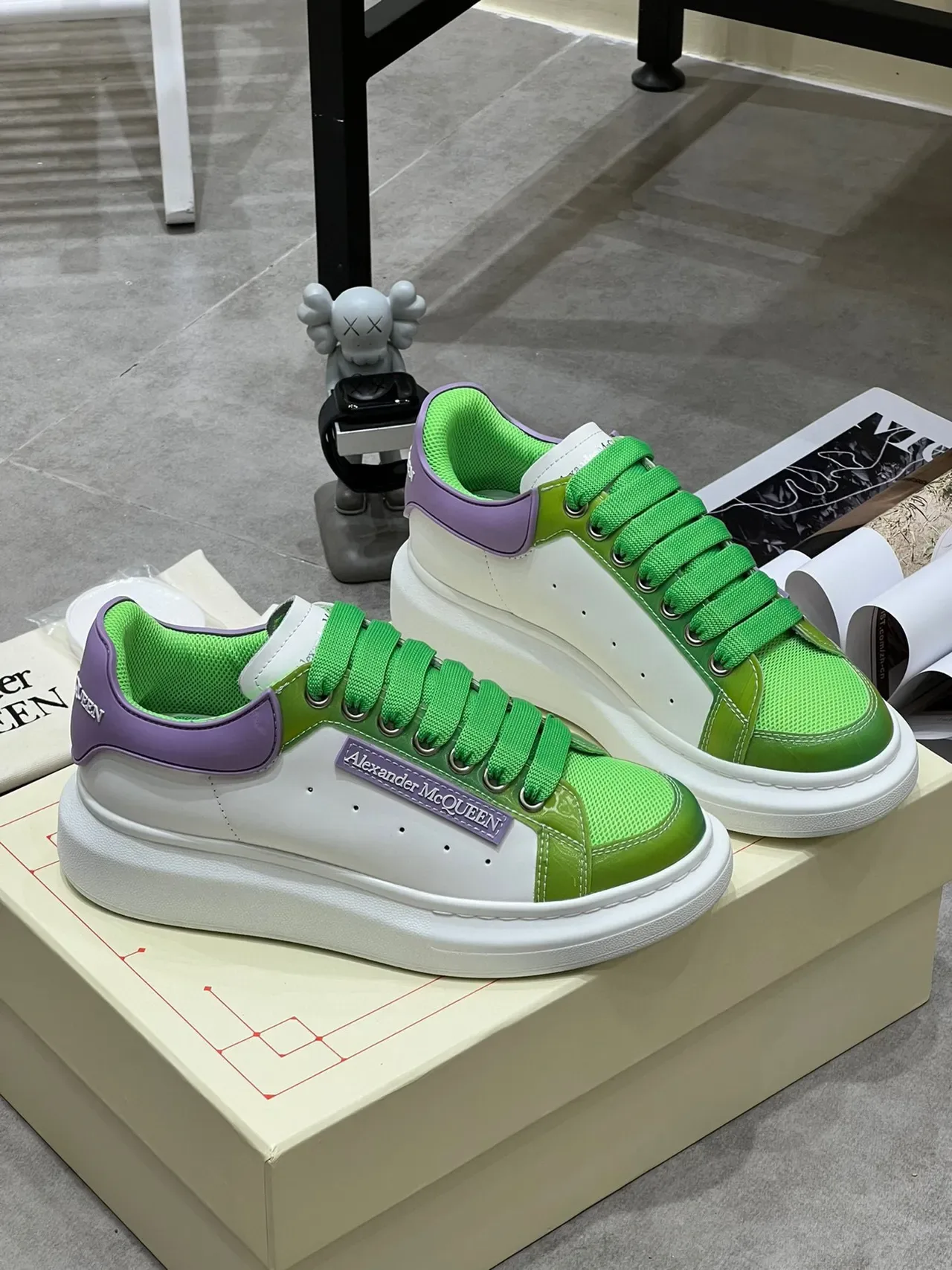 Alexander McQueen حذاء رياضي Green White Purple أسلوب حياة 6