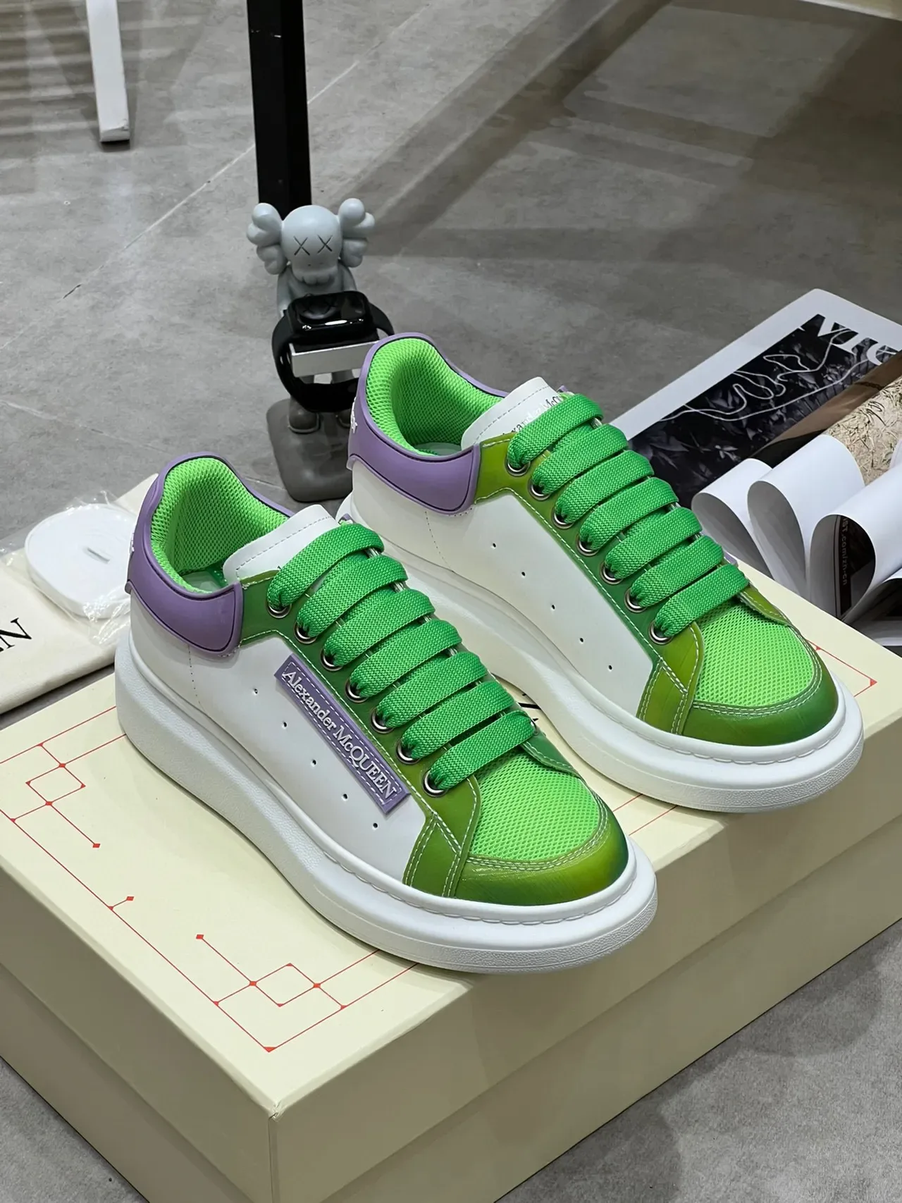 Alexander McQueen حذاء رياضي Green White Purple أسلوب حياة 7