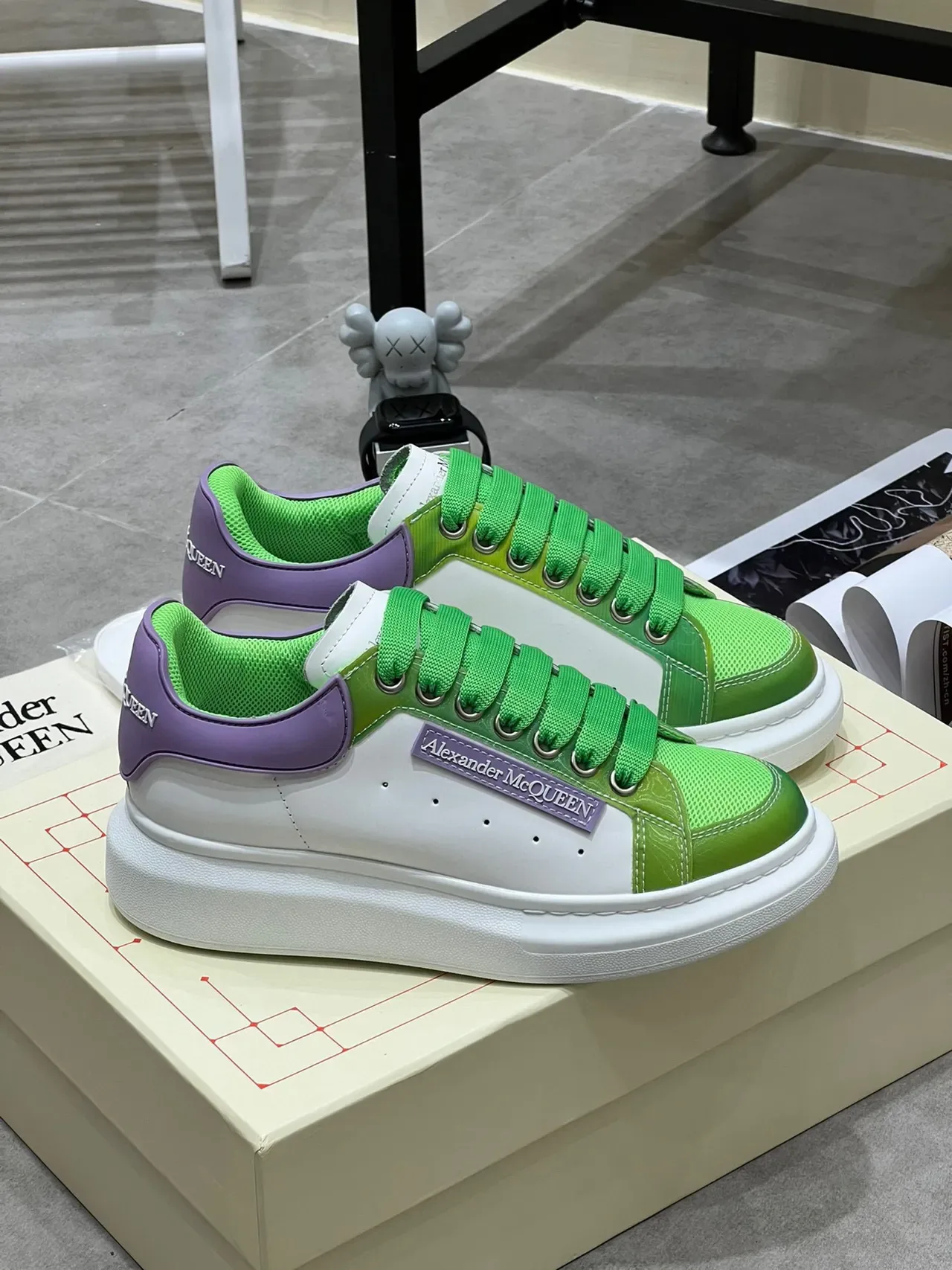 Alexander McQueen حذاء رياضي Green White Purple أسلوب حياة 9