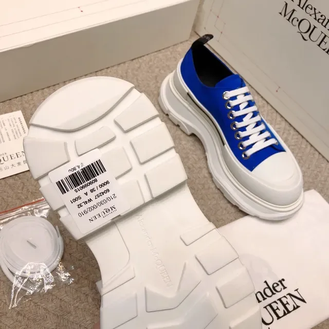 Alexander McQueen سنيكر oversized أزرق ملكي أبيض حذاء حياة أسلوبية 2