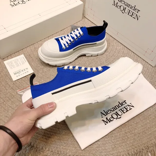 Alexander McQueen سنيكر oversized أزرق ملكي أبيض حذاء حياة أسلوبية 3