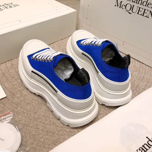 Alexander McQueen سنيكر oversized أزرق ملكي أبيض حذاء حياة أسلوبية 4