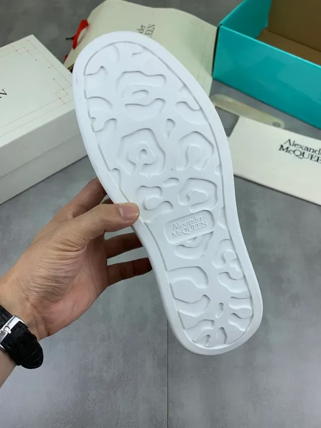 Alexander McQueen Tenis Oversized Branco e Cinza Estilo de Vida 2