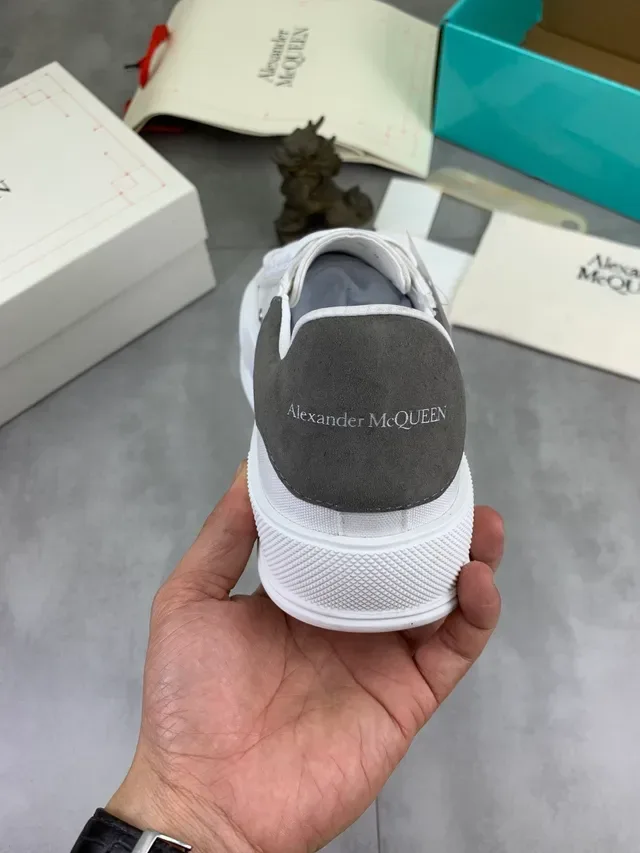 Alexander McQueen Tenis Oversized Branco e Cinza Estilo de Vida 3