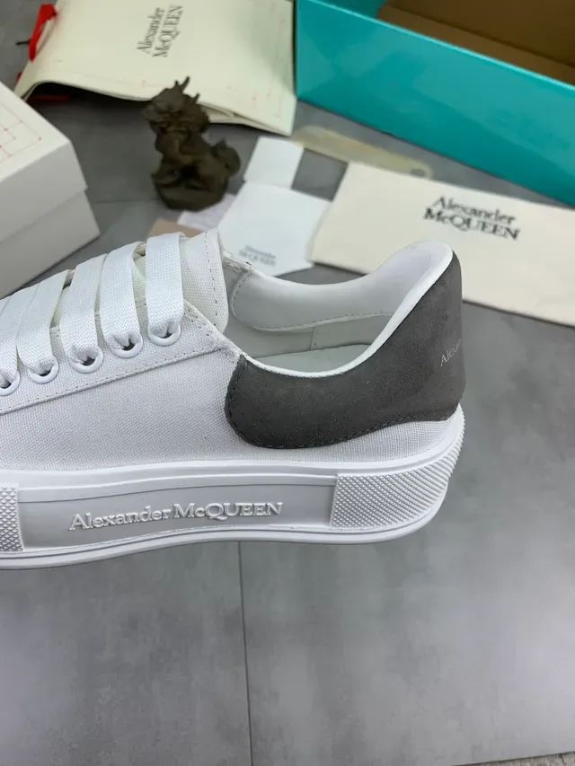 Alexander McQueen Tenis Oversized Branco e Cinza Estilo de Vida 4