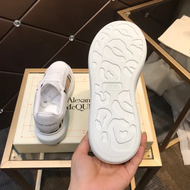 Alexander McQueen حذاء رياضي Oversized أبيض بيج موديل مربعات أسلوب حياة 3